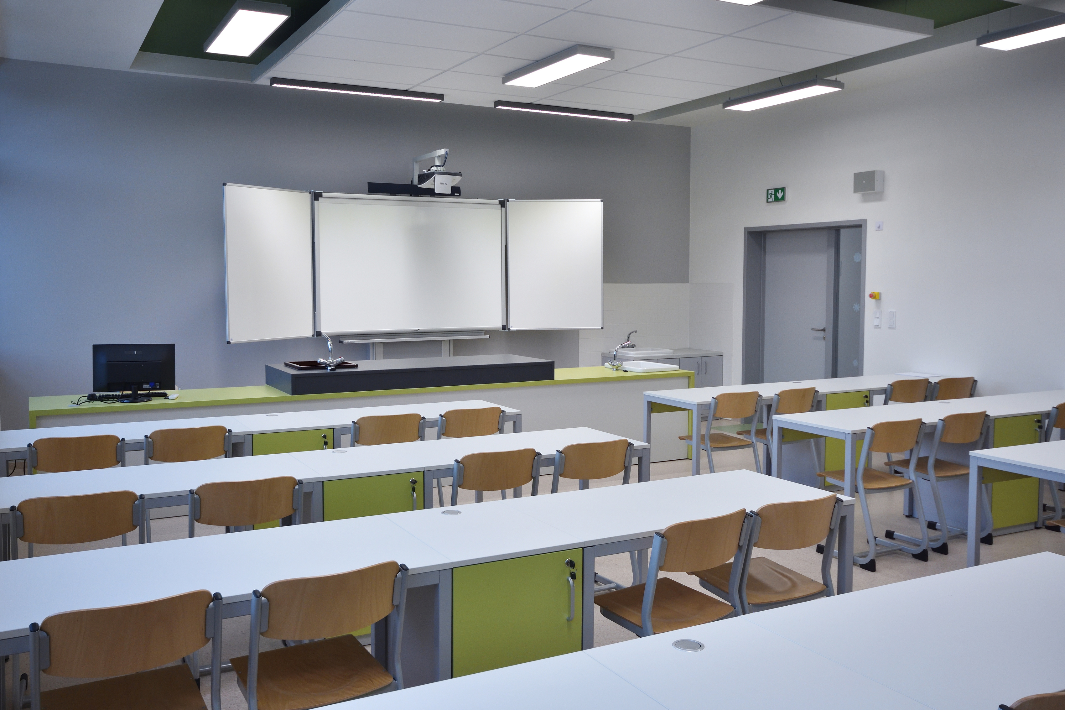 Realizace instalace data projektoru ve školní třídě